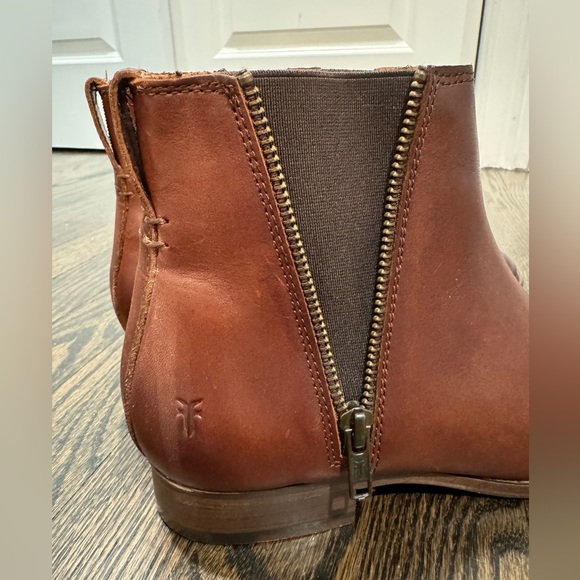 FRYE | Leather Carly Chelsea Boot (8) - Picture 4 of 12